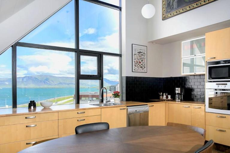 Penthouse in downtown Reykjavik with unique view - B&B Reykjavík