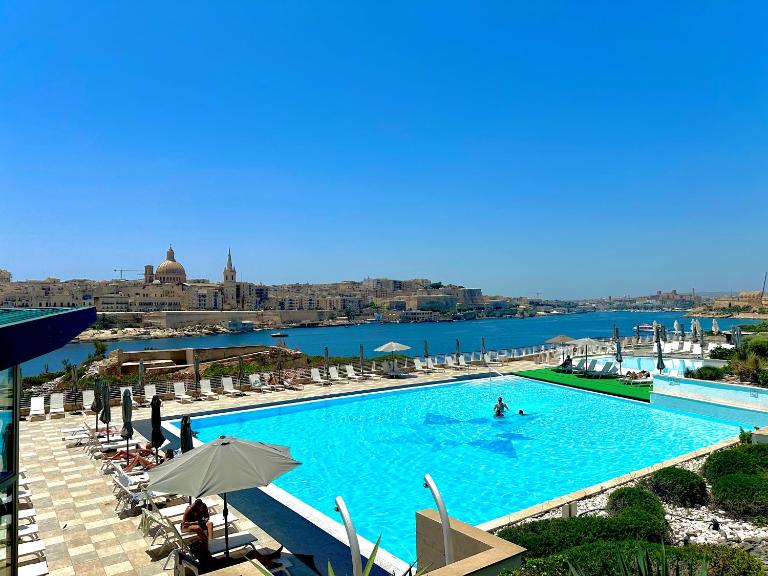 Apartment in Luxury Complex with Amazing Resident's Pool - B&B Sliema