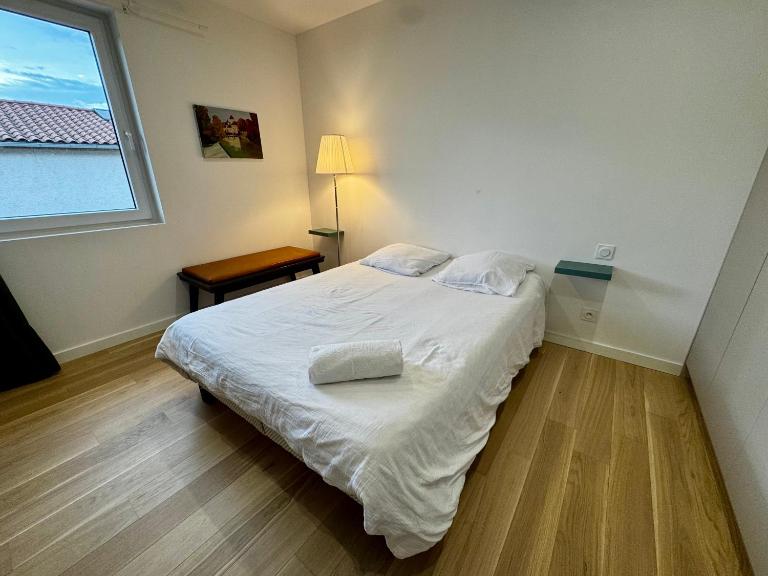Chambre privée climatisée avec salle de bains partagée-le Sapin - B&B Genay