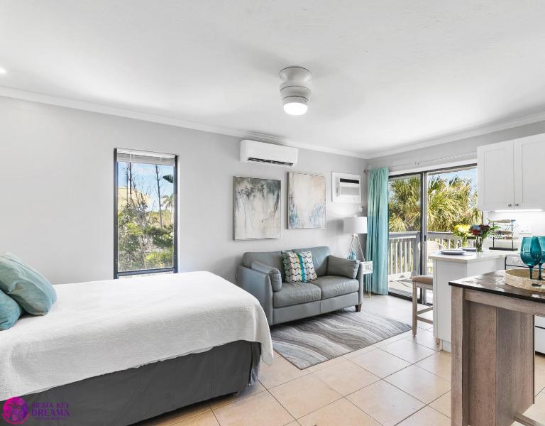 Beach Rd, 300ft to Beach Access & 500ft to Siesta Key Village, Studio - Ferienwohnung Siesta Key