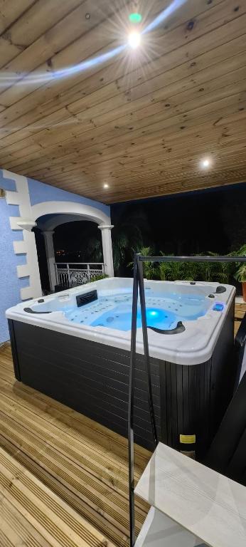 Villa JACUZZI CharlysAngel la Possession - B&B La Possession