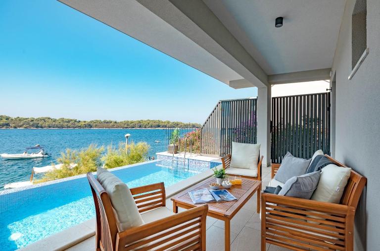 Beachfront Holiday Villa Marija - Karbuni - B&B Blato