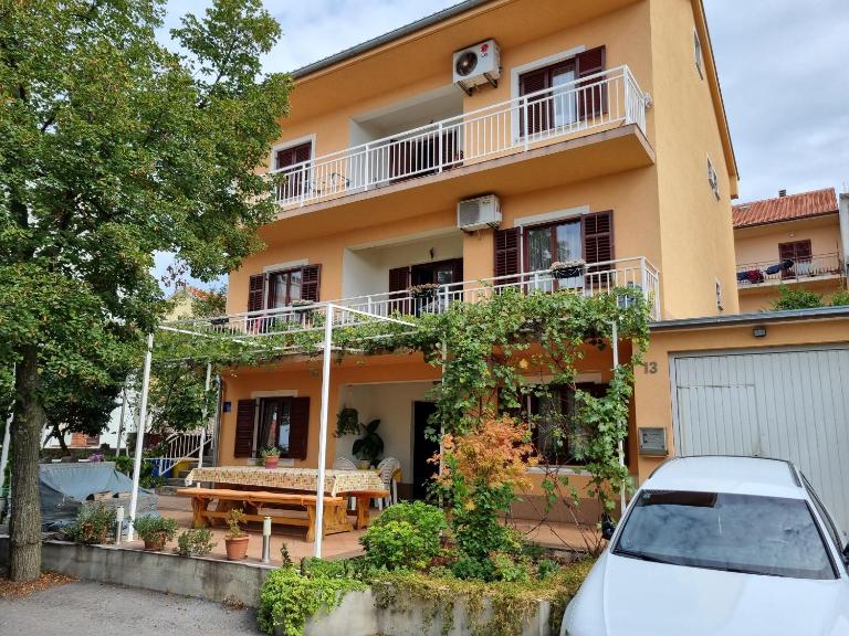 LILIC Apartment with terrace in a quiet area - Chambres d'hôtes Crikvenica