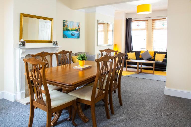 3 Bedroom House, Free Parking and Self Check In - B&B Litherland