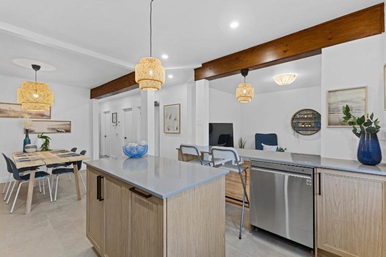 All-Inclusive Furnished Large 2BR Apartment in Rosemont - B&B Montreal