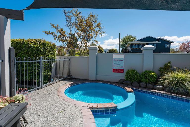 Sun and Swim - Lake Taupo Holiday Home - B&B Taupo
