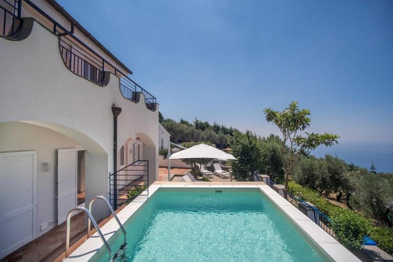 Villa La Luce 5 Bedrooms in the Town Center by Feeling Italy - B&B Massa Lubrense