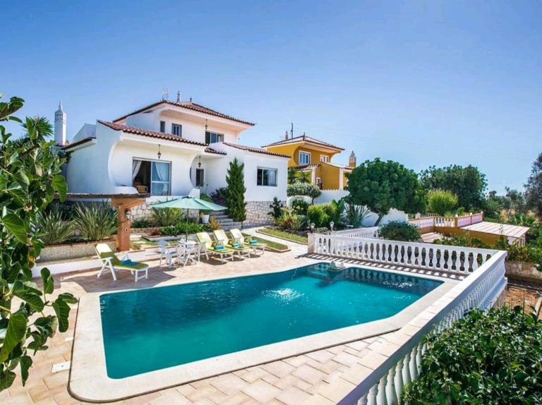 VILLA SALGADOS, near ALBUFEIRA, with Private Pool, 5 minutes from Gale Beach - B&B Guia
