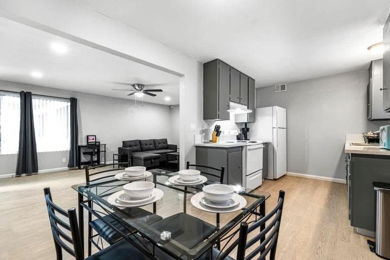 Charming Two Bedroom Sleeps 6! Close To Strip! - B&B Las Vegas