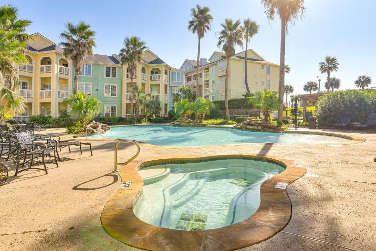 Walk to Babe's Beach! 3rd-Floor Condo w/ Pool - B&B Galveston