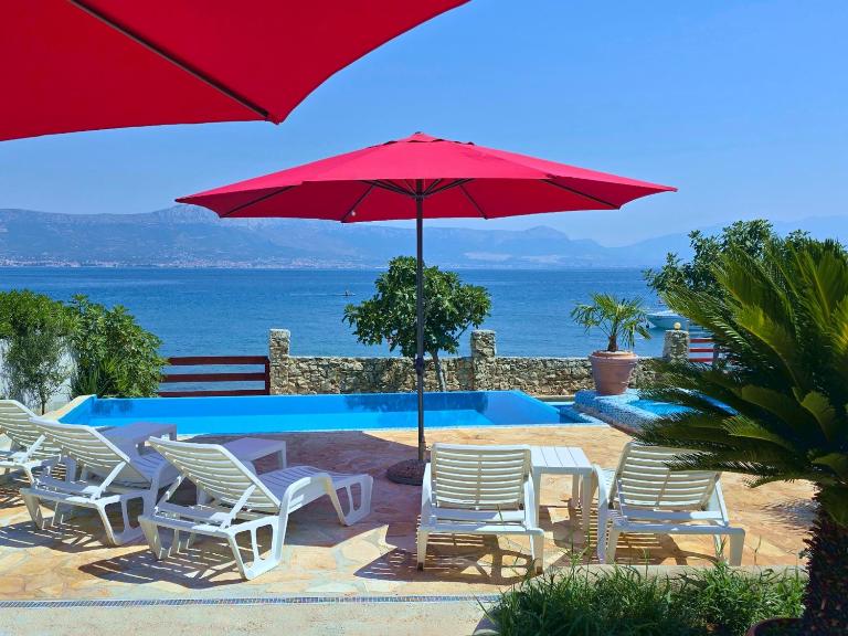 Beachfront Villa Ciovka - B&B Slatine