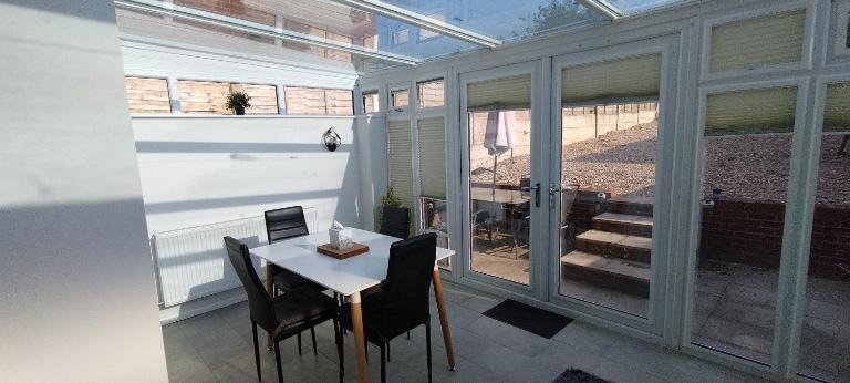 Brackenfield House in Great Barr, Birmingham near the Alexander Stadium and near the M6, with free WiFi, free parking and easy access to Walsall, West Bromwich, Aston Villa Football Ground, Star City and Birmingham City Centre - Ferienwohnung Birmingham
