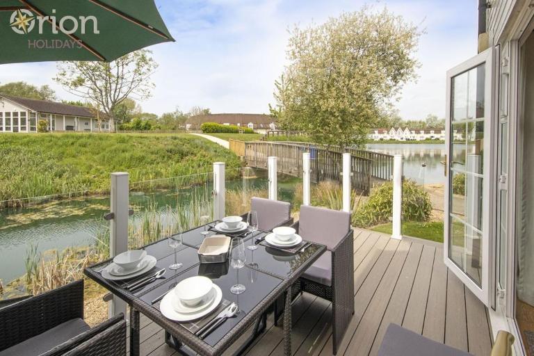Isis Lakes 67, Wren Lodge - Bed and Breakfast South Cerney