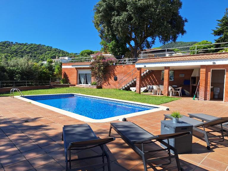 Casa Roure-4BR-Piscina privada-BBQ-Vistas Mar - Bed and Breakfast Sant Cebrià de Vallalta