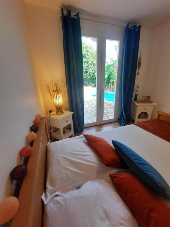 Chambre indépendante donnant sur piscine - B&B Le Marin