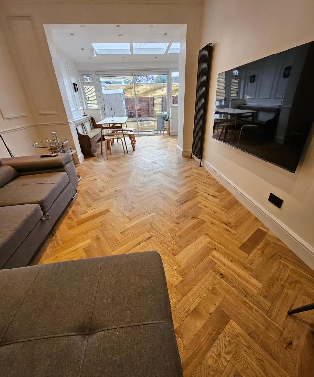 Wembley London lovely 6 bed House sleeps up to 14 - B&B Londra