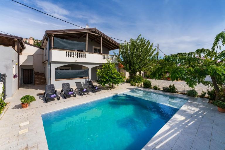 Apartment with Pool & Terrace - Walk to Beach - Free Parking A2 - Ferienwohnung Nin