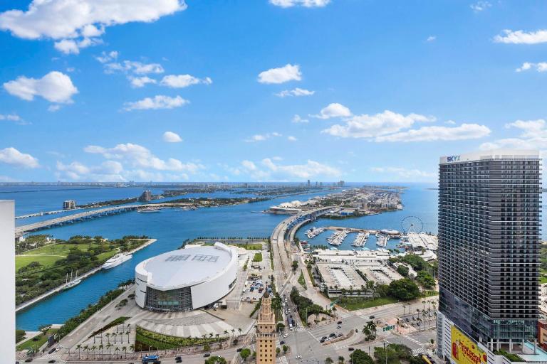 Lux Downtown Miami w Free Parking - B&B Miami