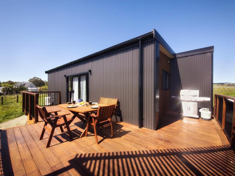 The Savvy Retreat - vineyard views - B&B Martinborough