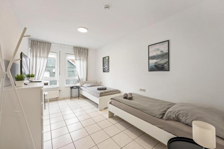 TOP Monteurwohnung, 4 Einzelbetten, Küche, Parkplatz, Nähe Stuttgart, HYRA Living - HN03 - Ferienwohnung Untergruppenbach