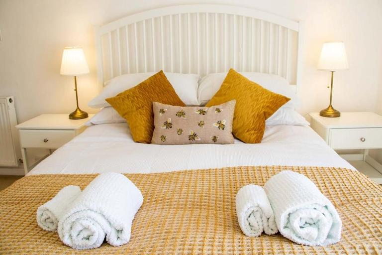 Cathedral Views Grade II Listed Mews Cottage - B&B Salisbury