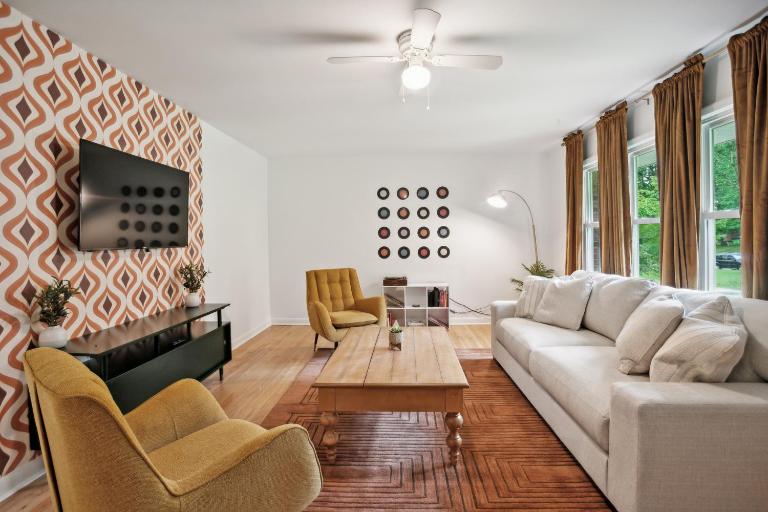 Centrally Located 4BD Home BBQ Downtown Nearby - B&B Raleigh