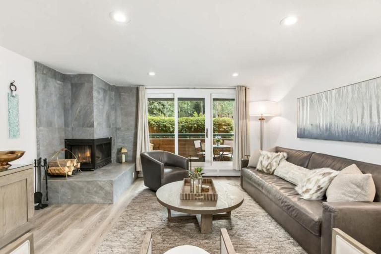 Designer 2 BR on River with Pool - Walk to Town! - B&B Aspen