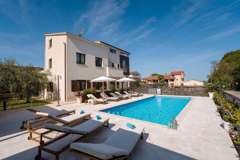 Traumhaftes Apartment nur 100 Meter zum Strand mit Jacuzzi, Meerblick, Salzwasserpool - B&B Funtana
