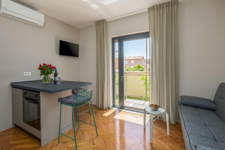 Frisch renoviertes Apartment wenige Gehminuten vom Strand mit privatem Balkon, Klima, Grill, WiFi - B&B Poreč