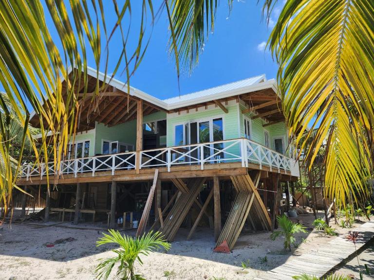 Dakota Breeze - New luxury, oceanfront home with pool!! - Bed and Breakfast Juticalpa