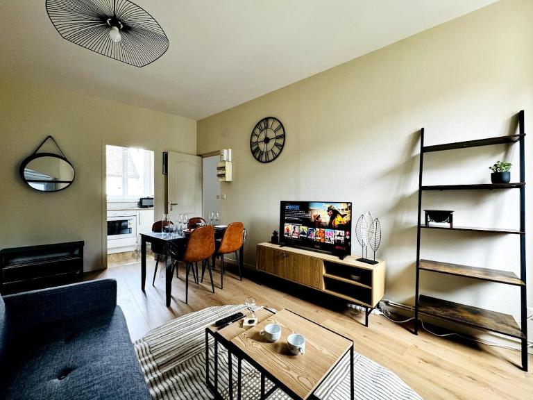 Le Saint - By 69ALSACELO- 3 Chambres Séparées - Idéal Pro & Famille - Patio Privé - Proche Centre Ville - Smart TV - WiFi Fibre - Check-in Autonome - Parking Facile & Gratuit - B&B Sens