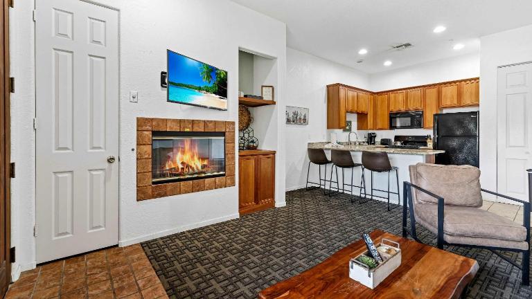 CLR103 Downstairs 1 Bedroom Close to Old Town LQ - B&B La Quinta