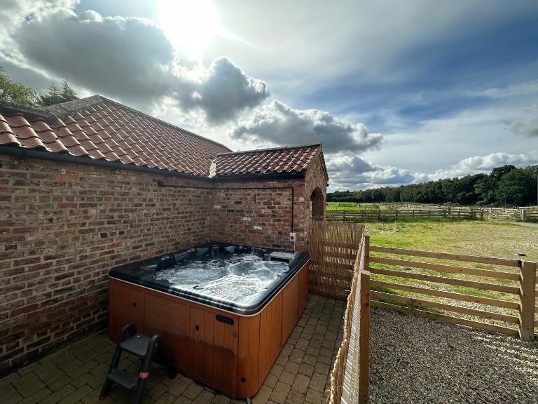 Granary cottage with HOT TUB - B&B York