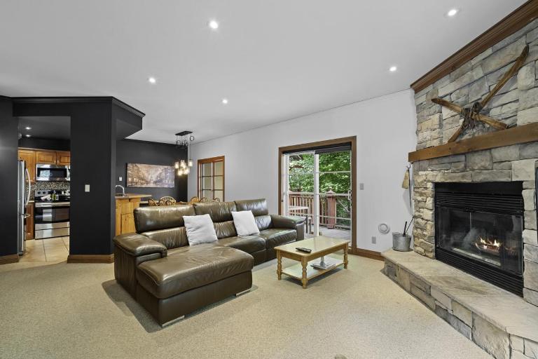 Plateau 236-5 - 3bdrs Ski In Out with Pool Access - Ferienwohnung Mont-Tremblant