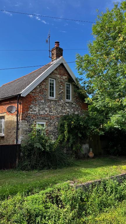 Historic, traditional & Spacious Wiltshire Cottage - Bed and Breakfast Shrewton