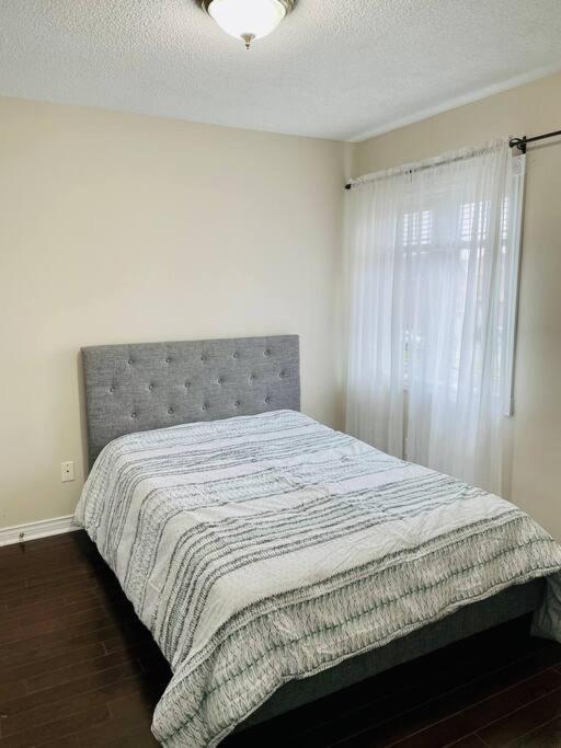 Three bedroom house - Bed and Breakfast Mississauga