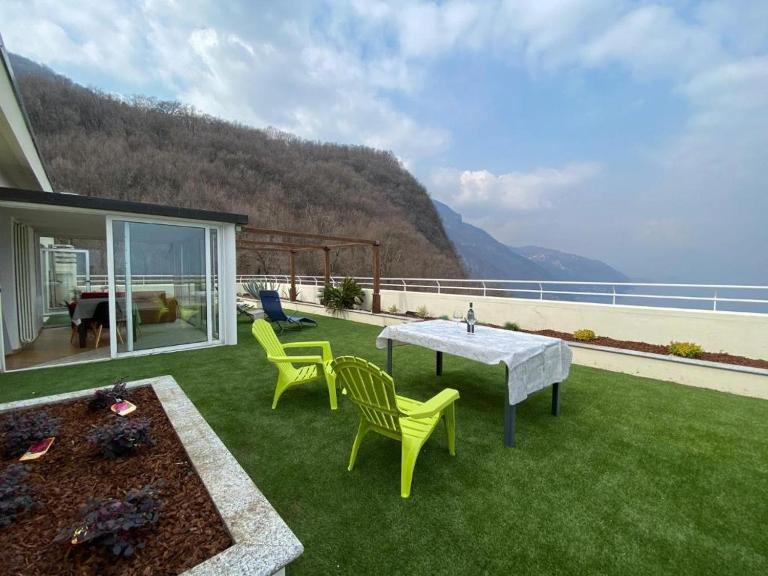Penthouse with Big Terrace in Residence with Pool - B&B Valbrona