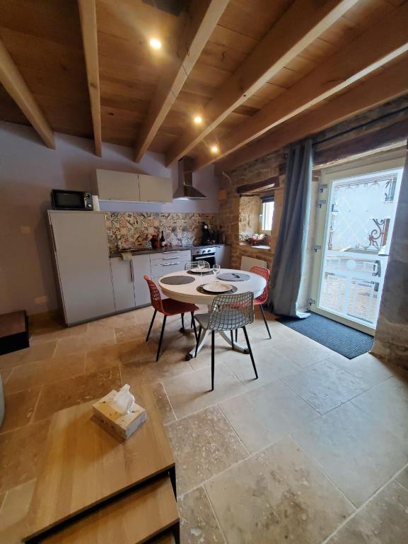 Chez Émile la suite, maison 2 chambres à la campagne - B&B Hommes