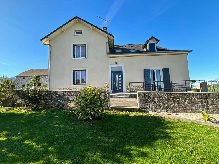 Maison avec piscine, boulodrome dans les Pyrénées - B&B Asson