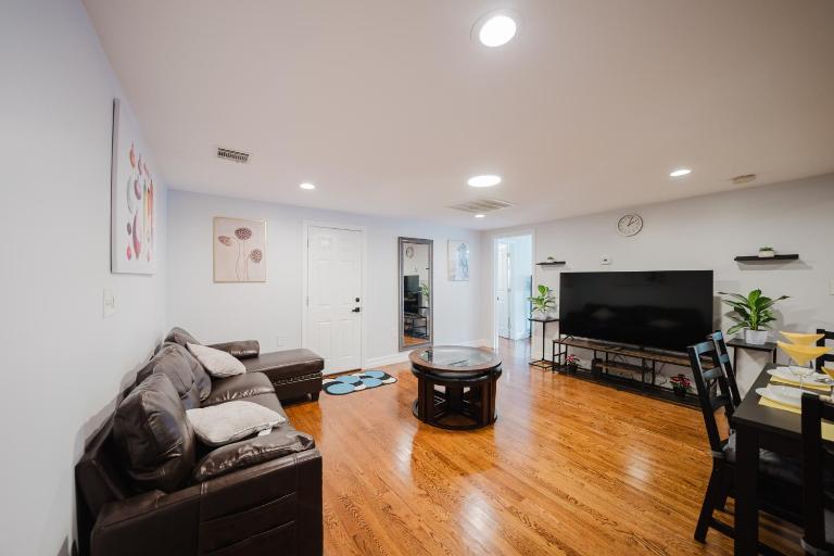 74L - 2BR Quincy - Cozy Couple Hideout near Wollaston Beach - B&B Quincy