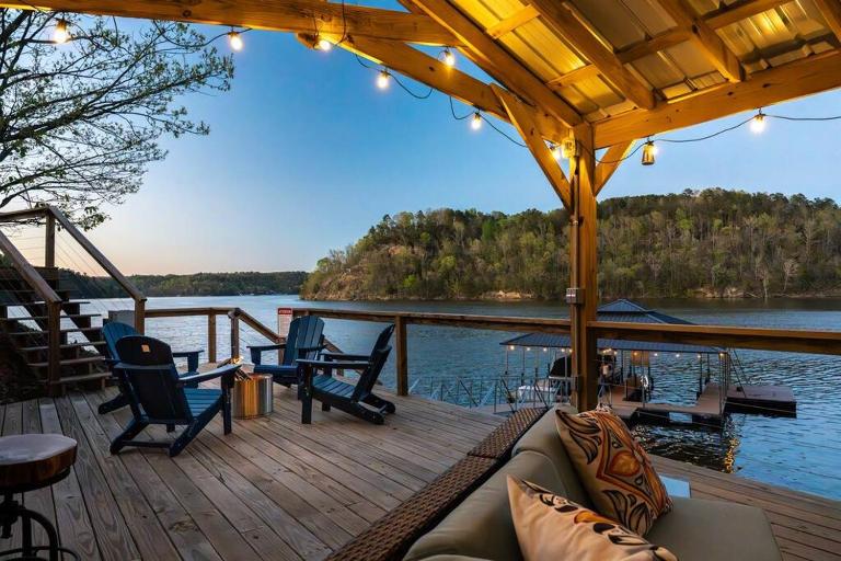 Clearwater Shores-Lakefront Stunning Views-Smith Lake, AL-5 Bedrooms - Bed and Breakfast Brushy Pond