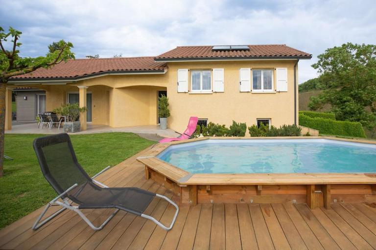 Belle villa familiale à la campagne et sa piscine - Chambres d'hôtes Chevrières