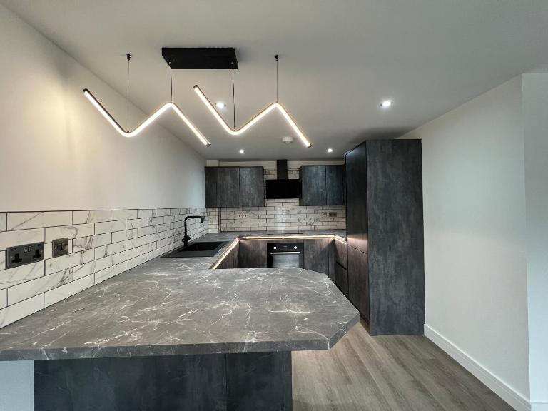 Luxury 2 Bed Apartment - Contractor Friendly - FREE Parking - WIFI & High Tech - 2 Bathrooms - - B&B Peterborough