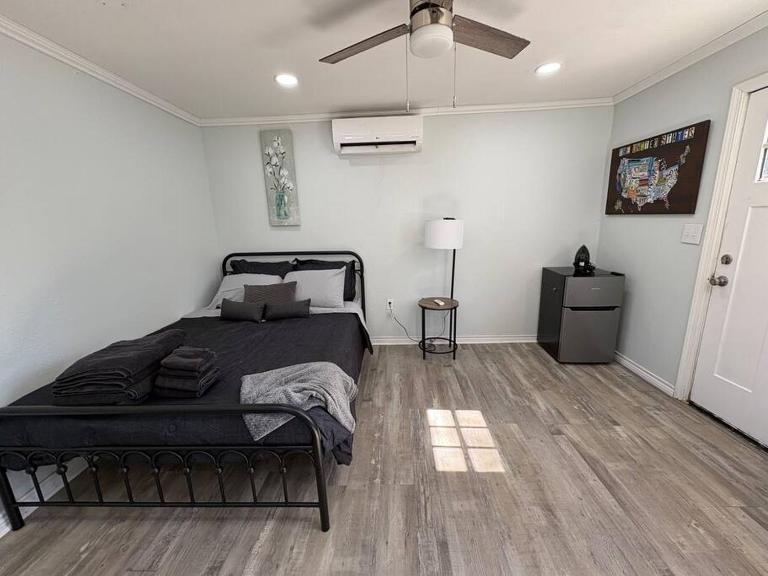 Bright & Comfortable Bungalow! - B&B East Tulsa