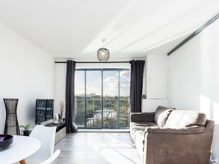 Stunning 2 Bed Flat With City Views - B&B Barking