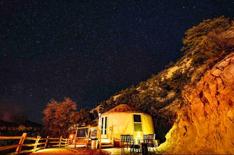 Yurt Overlook #02 with AC and Private Bath King Suite - B&B Orderville
