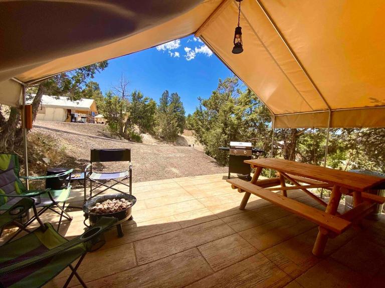 Glamping Tent #7 with AC Heat AC and Private Bath - B&B Orderville