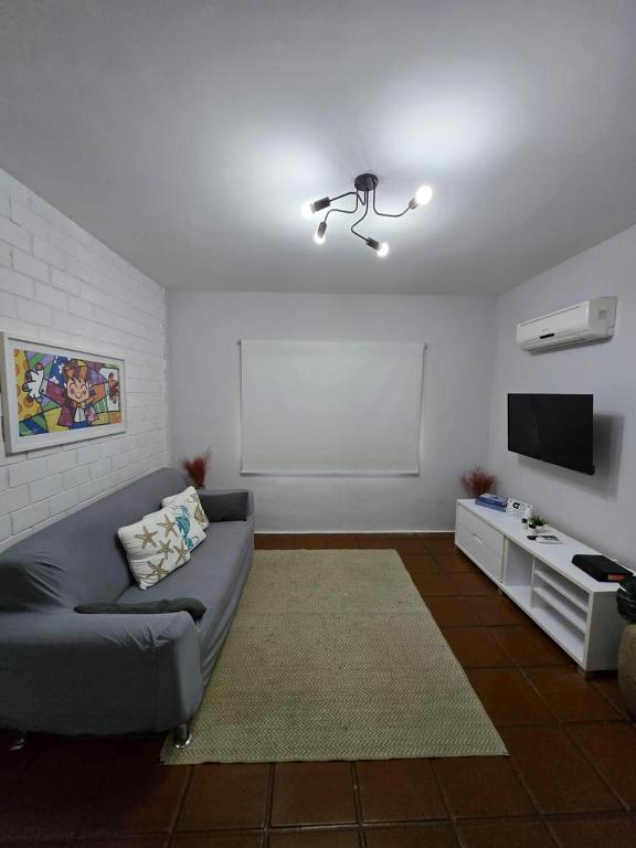 Apartamento no Guarujá Praia da Enseada para até 6 pessoas, com Ar Condicionado, aprox 350 metros - 5 minutos a pé - B&B Guarujá