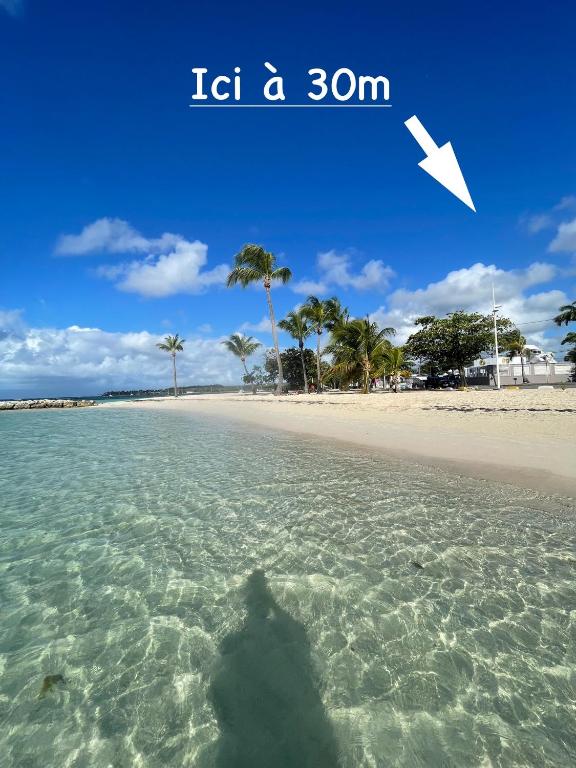 Plage St-Anne T2 duplex sans vue - Bed and Breakfast Sainte-Anne