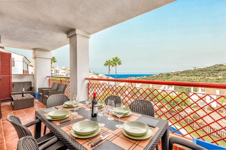 Relax in our luxury home - Terrace, Pool & Parking - B&B Alcaidesa